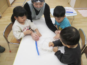 塩麹を仕込む保育園児と先生