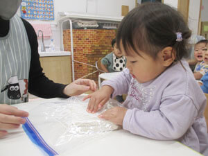 塩麹を仕込む保育園児の様子