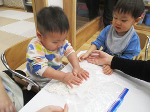 塩麹を仕込む保育園児の様子