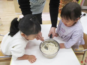塩麹を仕込む保育園児の様子
