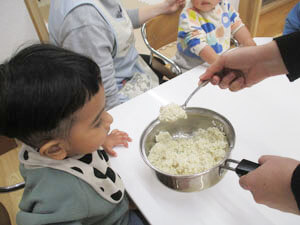塩麹を仕込む保育園児の様子