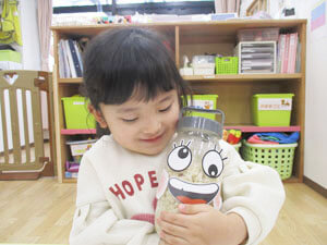 塩麹を仕込む保育園児の様子