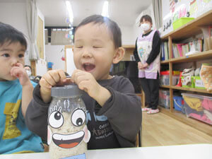 塩麹を仕込む保育園児の様子