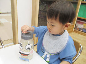 塩麹を仕込む保育園児の様子