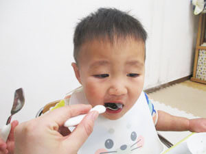 七草粥を食べる保育園児の様子