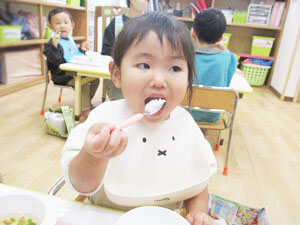 七草粥を食べる保育園児の様子