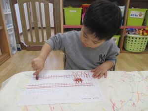 工作をする保育園児の様子