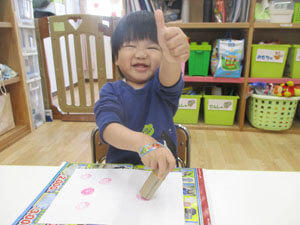 工作をする保育園児の様子