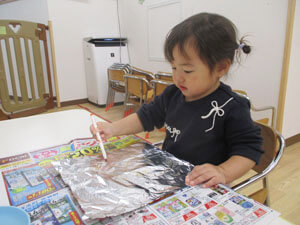 工作をする保育園児の様子