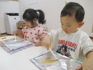 工作をする保育園児の様子