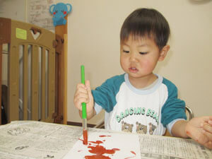 工作をする保育園児の様子