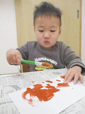 工作をする保育園児の様子