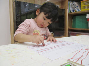 工作をする保育園児の様子