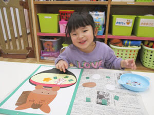 工作をする保育園児の様子