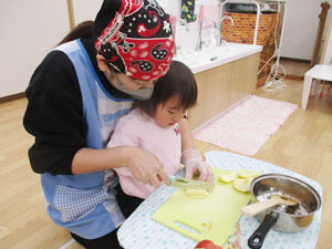 りんごジャムを仕込む保育園児と先生