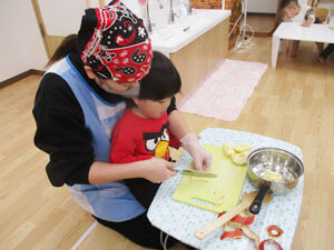 りんごジャムを仕込む保育園児と先生