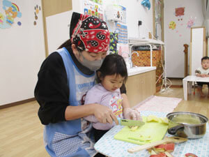 りんごジャムを仕込む保育園児と先生