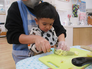 りんごジャムを仕込む保育園児と先生