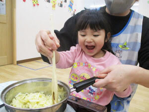 りんごジャムを仕込む保育園児と先生