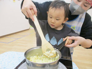 りんごジャムを仕込む保育園児と先生