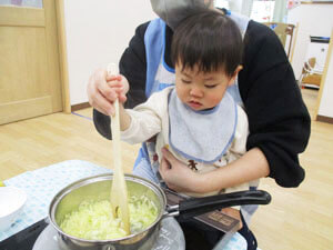 りんごジャムを仕込む保育園児と先生