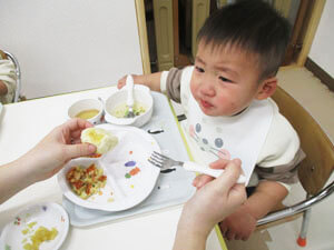 りんごジャムを食べる保育園児