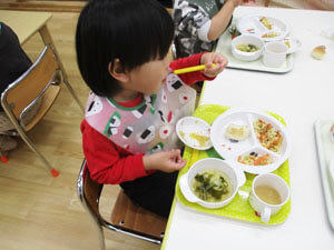 りんごジャムを食べる保育園児