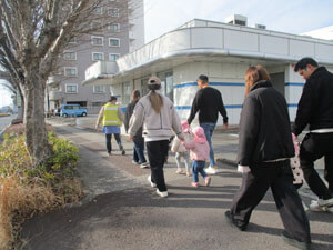 保育園の保護者と散歩をする参観の様子