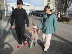 保育園の保護者と散歩をする参観の様子