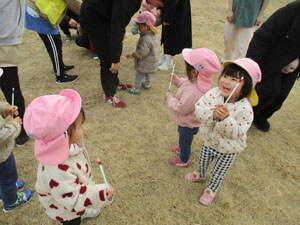 保育園児が公園で遊ぶ様子