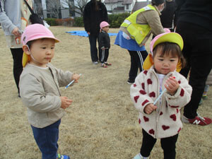 保育園児が公園で遊ぶ様子