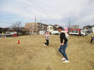 保育園児が公園で保護者と遊ぶ様子