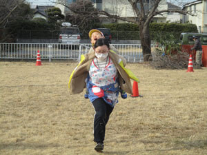 保育園児が公園で保護者と遊ぶ様子