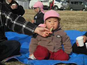 保育園児が公園で保護者と遊ぶ様子