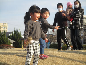 保育園児が公園で遊ぶ様子