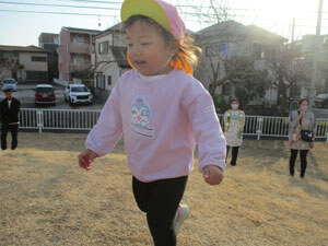 保育園児が公園で遊ぶ様子