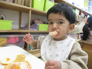 みかんを食べる保育園児の様子