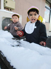 雪遊びをする保育園児