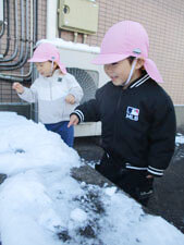 雪遊びをする保育園児