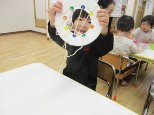 工作をする保育園児の様子
