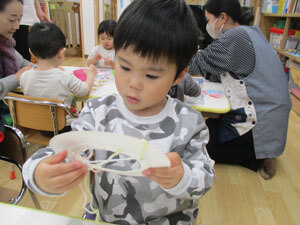 工作をする保育園児の様子