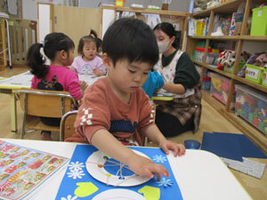 工作をする保育園児の様子