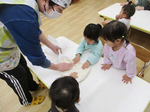うどんの生地を触る保育園児と先生