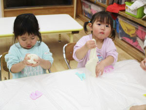 小麦粉粘土で遊ぶ保育園児