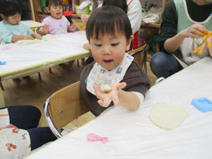 小麦粉粘土で遊ぶ保育園児
