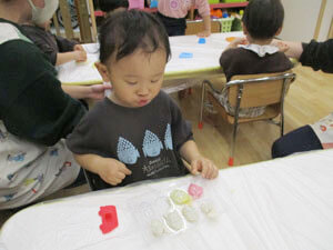 小麦粉粘土で遊ぶ保育園児