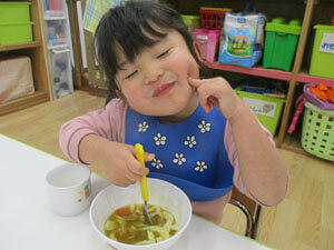 うどんを美味しそうに食べる保育園児