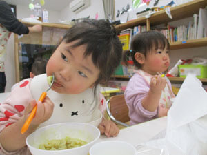 うどんを美味しそうに食べる保育園児