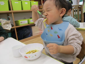 うどんを美味しそうに食べる保育園児