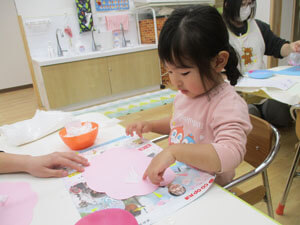 絵の具遊びをする保育園児